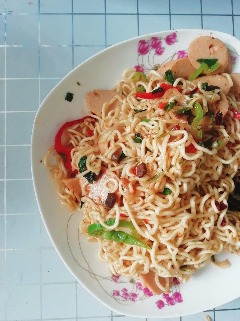 路边摊风味炒方便面