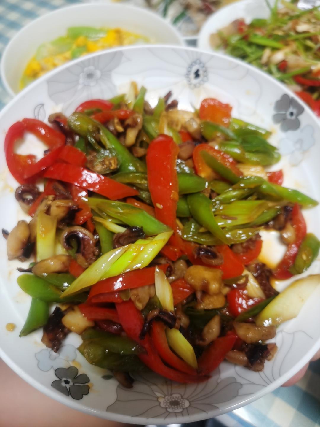 爆炒鱿鱼须，加上这一步，可以与铁板鱿鱼媲美