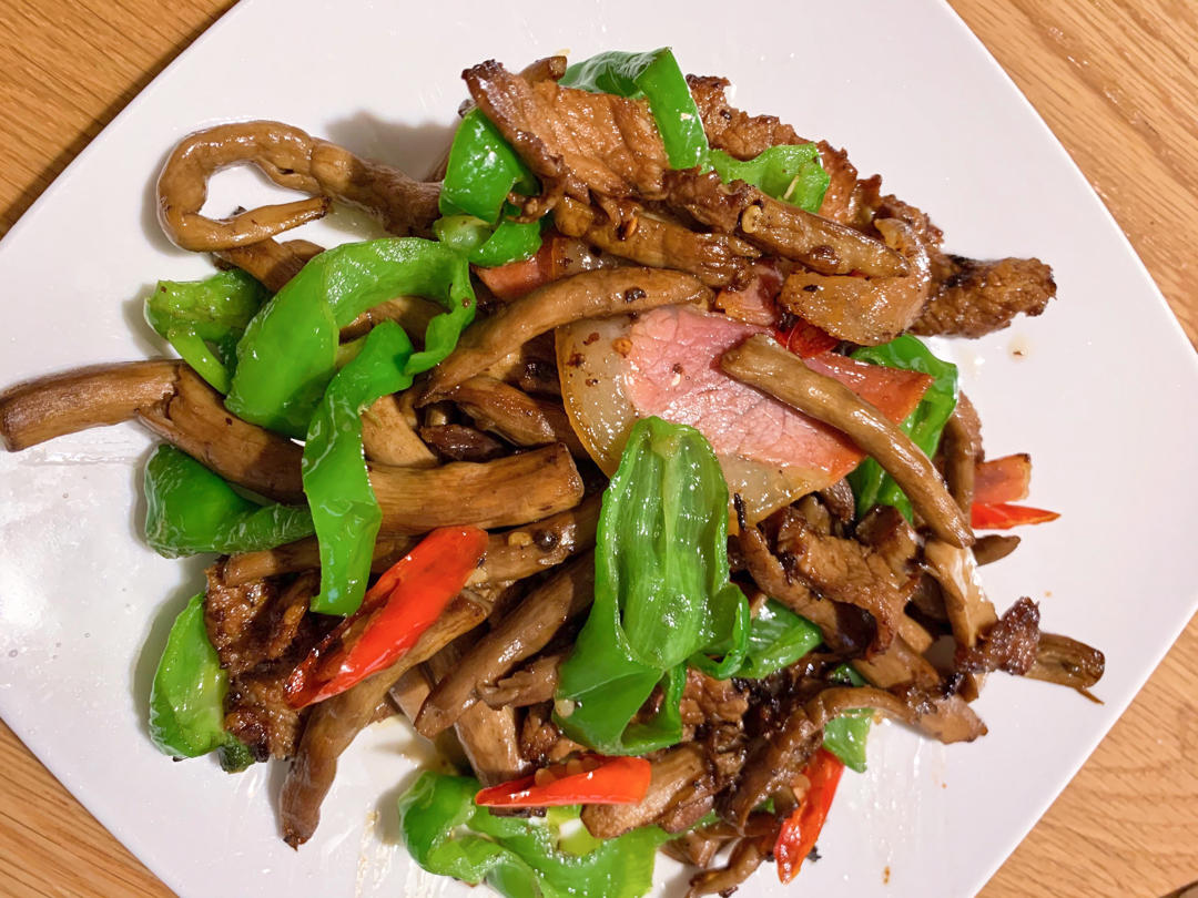 五花肉干锅茶树菇