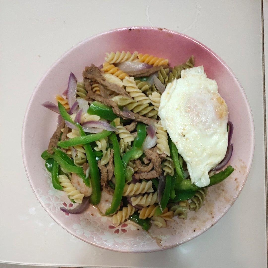 牛肉虾仁意螺旋形意大利面