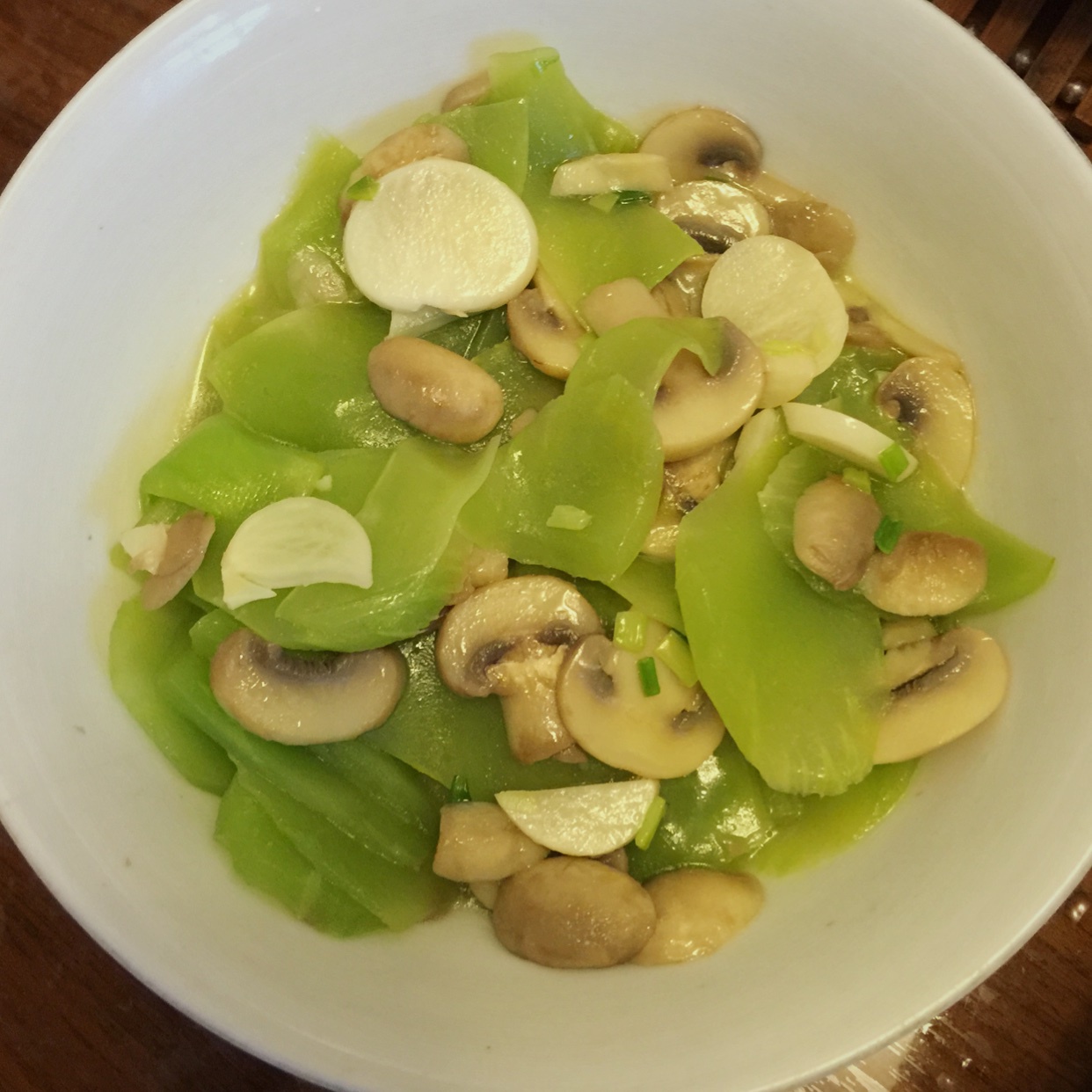 爱sleep的猫做的莴笋烩蘑菇