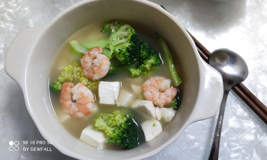 西兰花虾仁豆腐汤