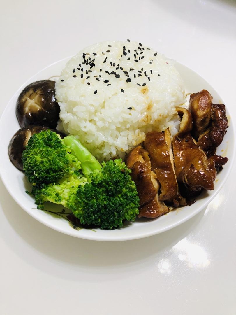鲜嫩多汁的照烧鸡腿饭