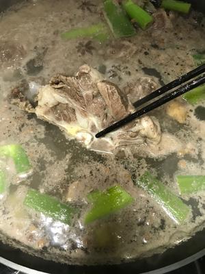 浓鲜牛脊骨汤（砂锅版）的做法 步骤3