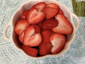 快手水果牛奶沙冰 草莓味 蓝莓味 香蕉味 树莓味的做法 步骤1