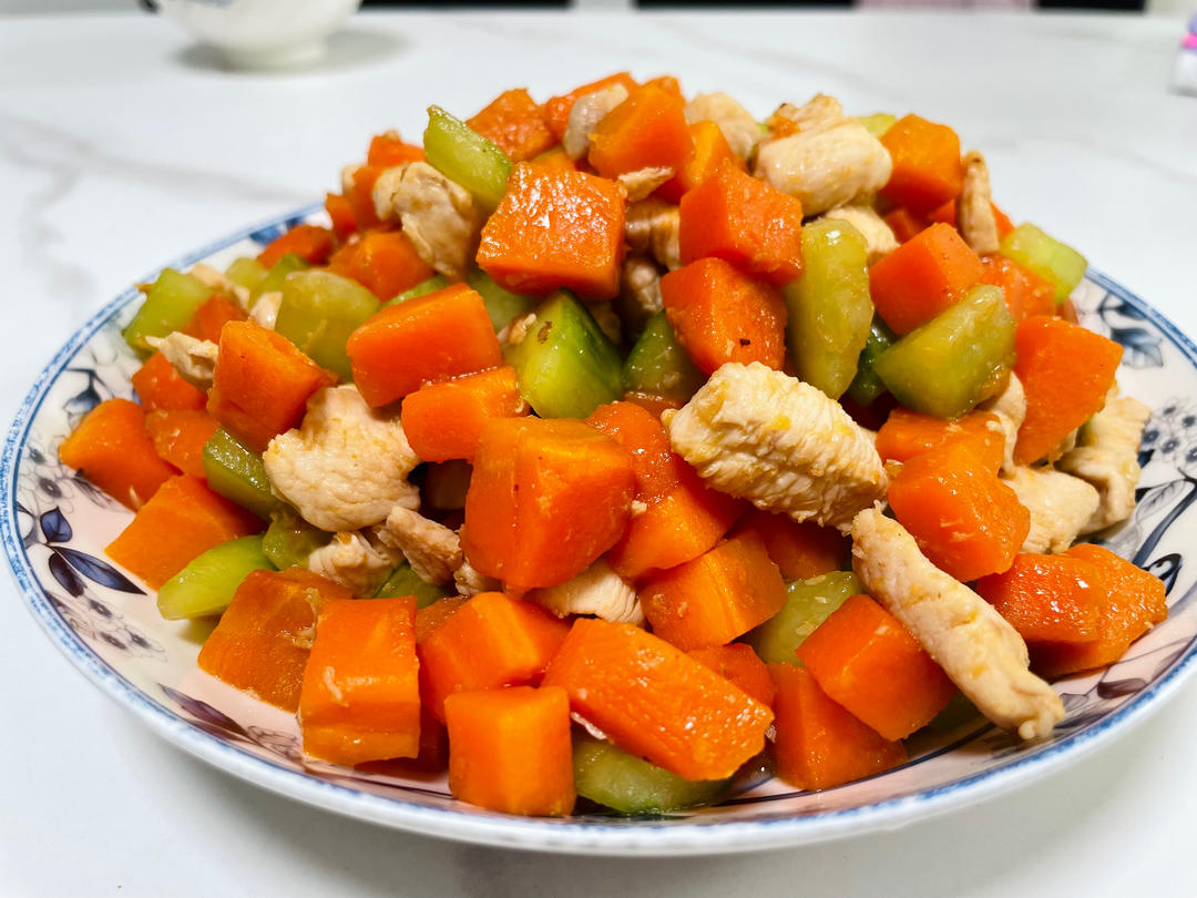 胡萝卜，玉米，黄瓜炒鸡丁儿。