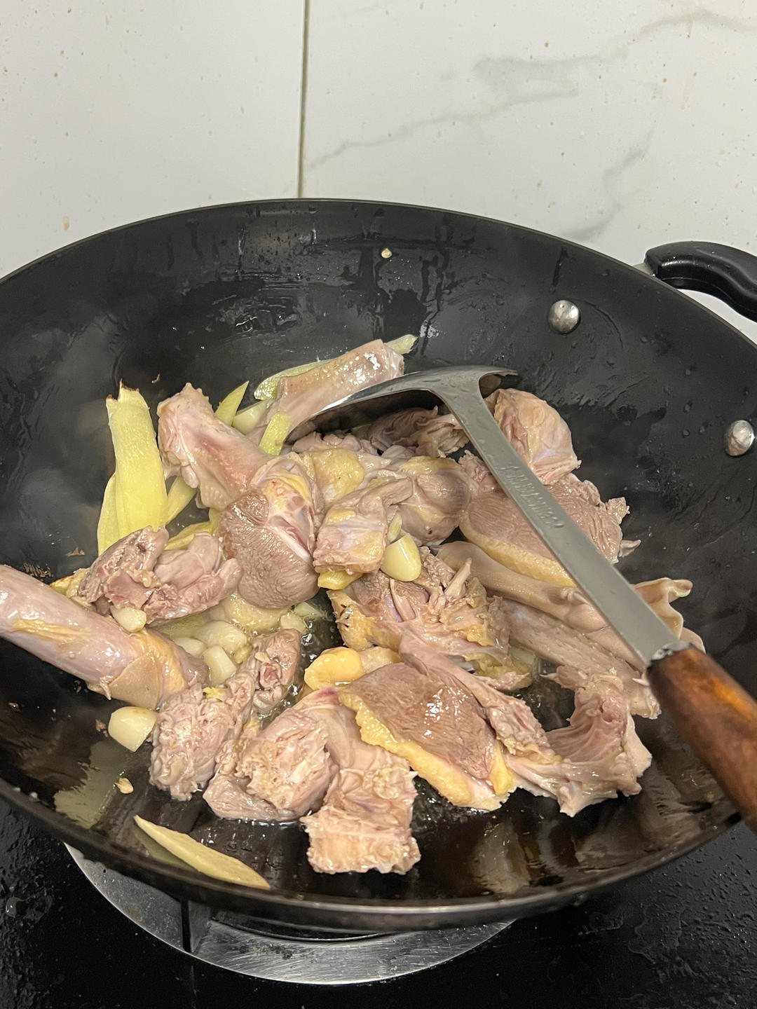 传统正宗的啤酒鸭配方和做法，鲜嫩香浓，只需炒千万不要焯水