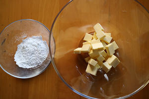 烘焙基础之打发黄油的做法 步骤2