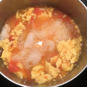 番茄巴沙鱼鸡蛋汤（内含魔芋丝）的做法 步骤6