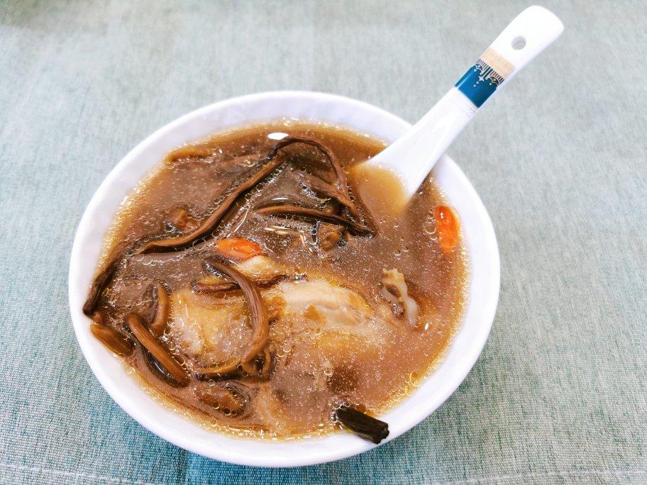 茶树菇煲鸡汤