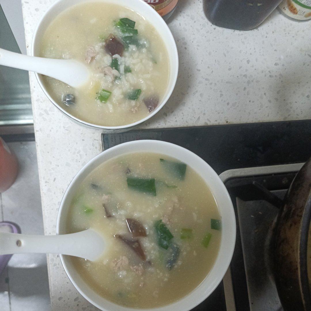 妈妈👩教我做的皮蛋瘦肉粥🥣简单快捷美味😋
