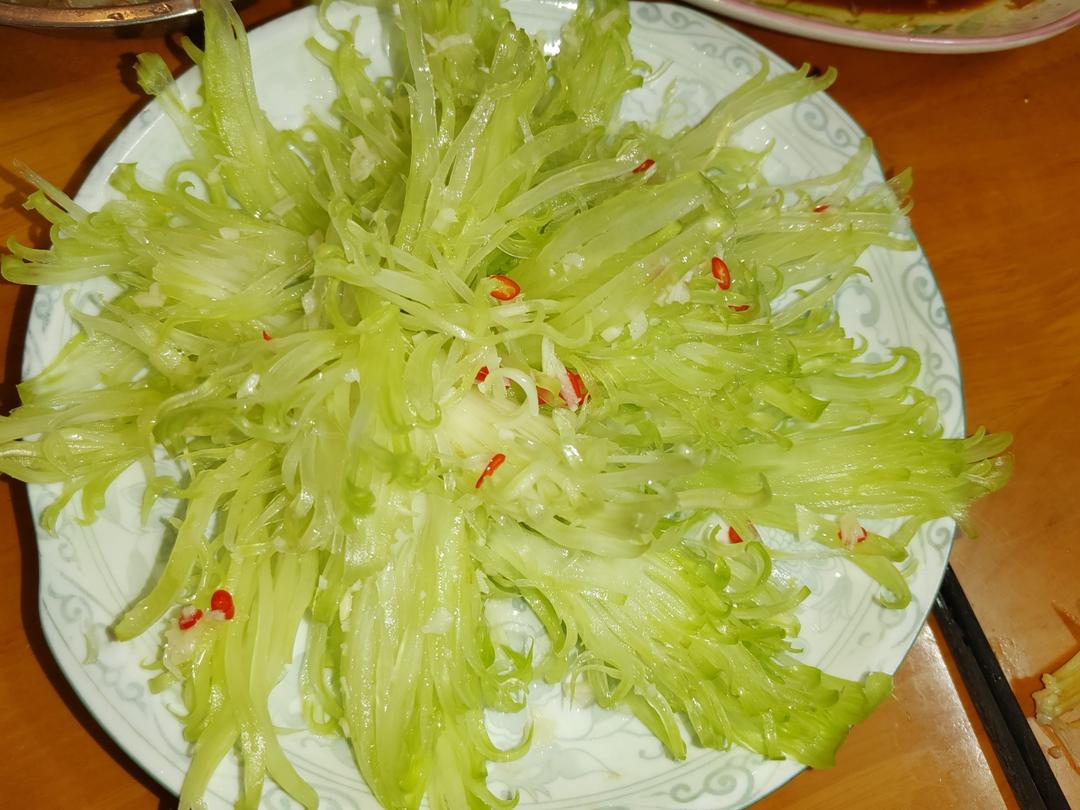 凉拌凤尾菊花西芹