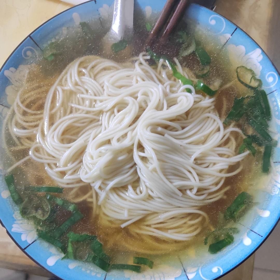 #清汤挂面/阳春面#10分钟快速搞定，连汤底都喝光光～