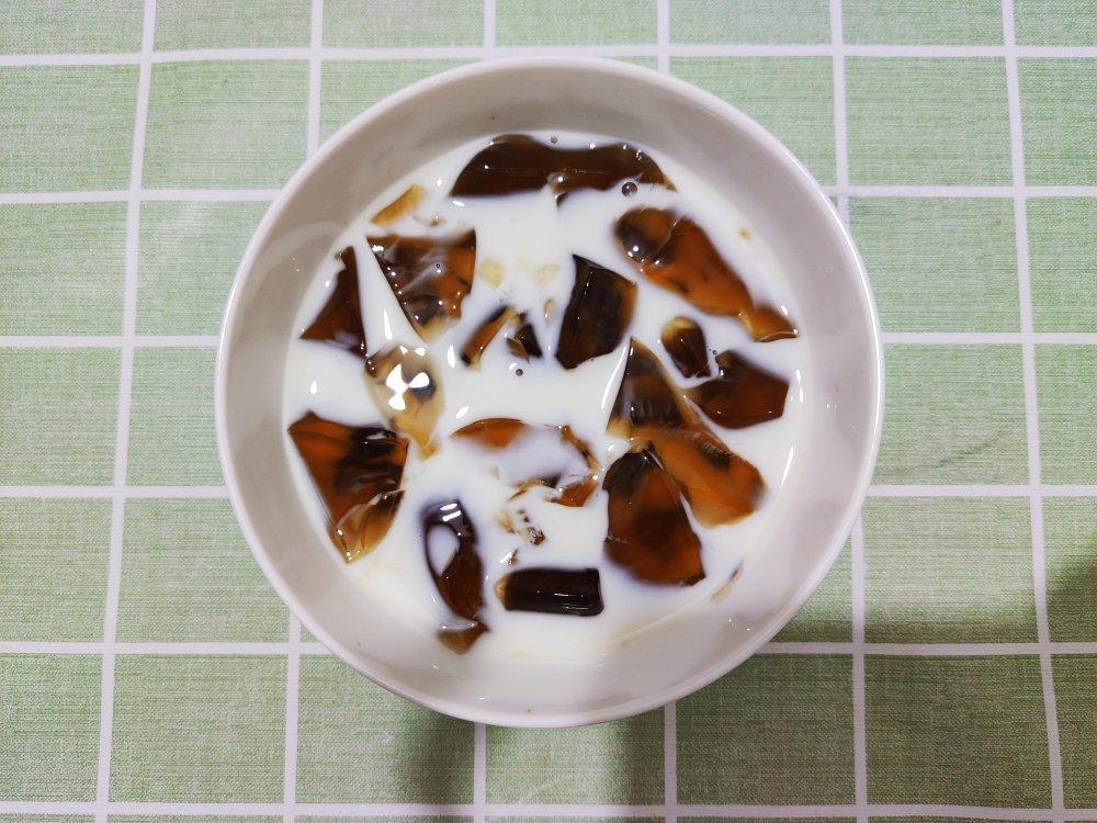 比奶茶还好喝的茉莉花茶冻鲜奶｜茶冻撞奶