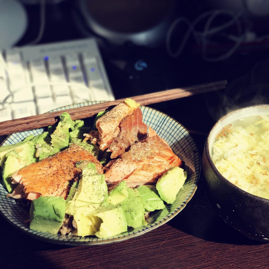 三文鱼牛油果拌饭