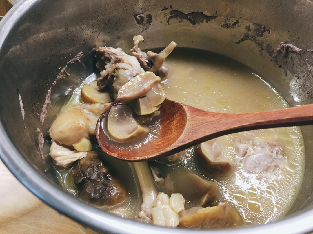 板栗炖鸡汤