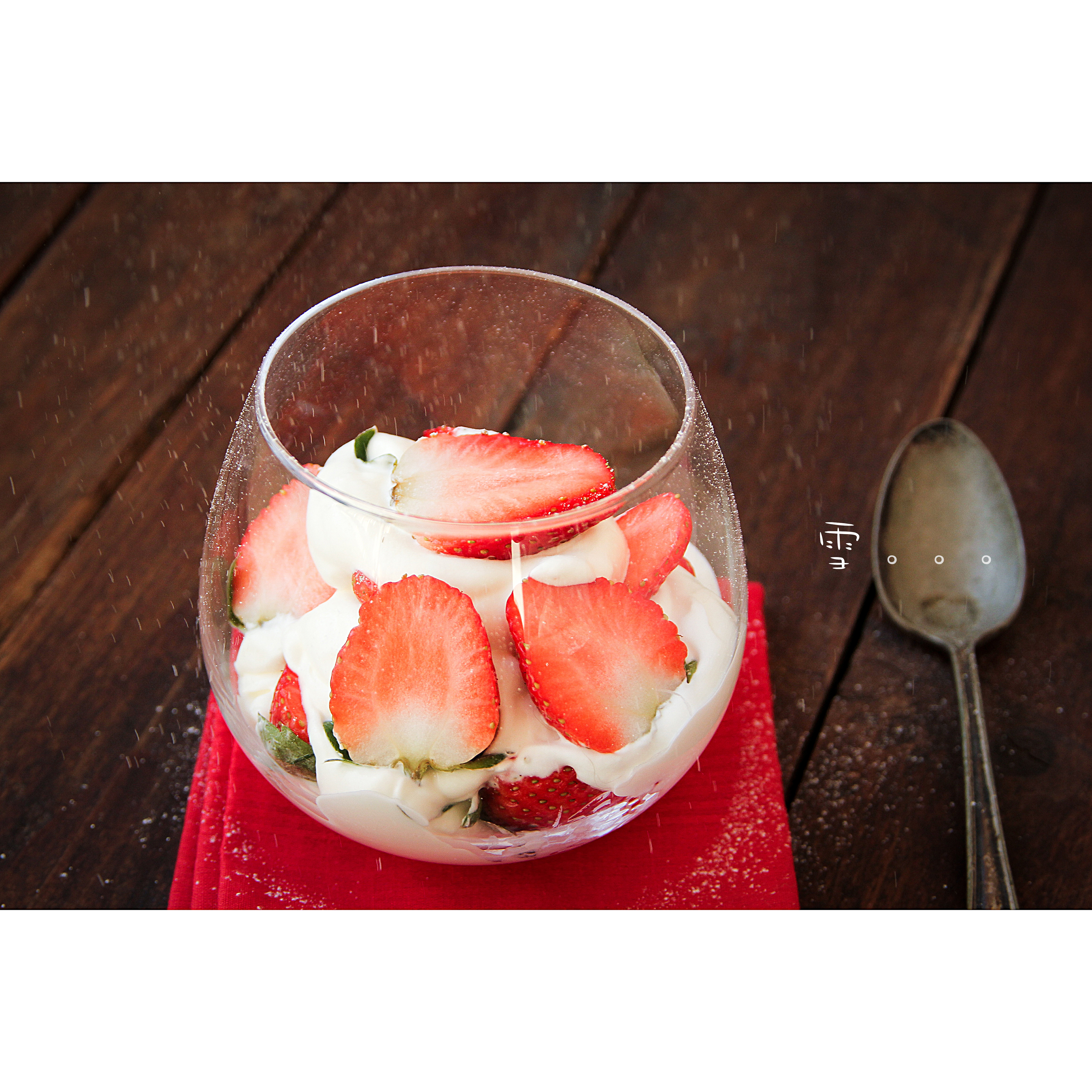 宁芝安朵做的自家制草莓奶油杯