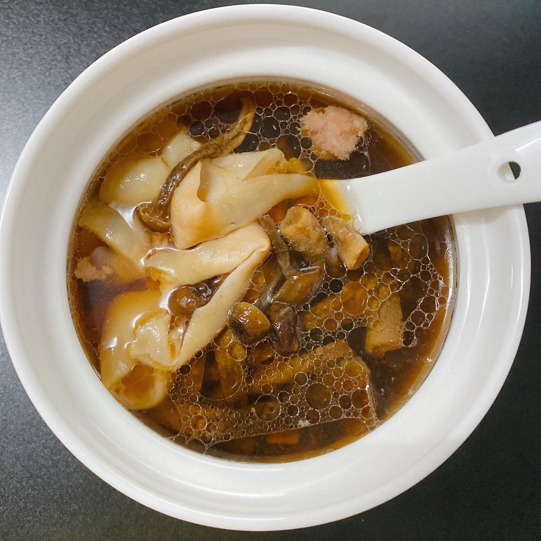 瘦肉灵芝鹿茸菇炖黄花胶