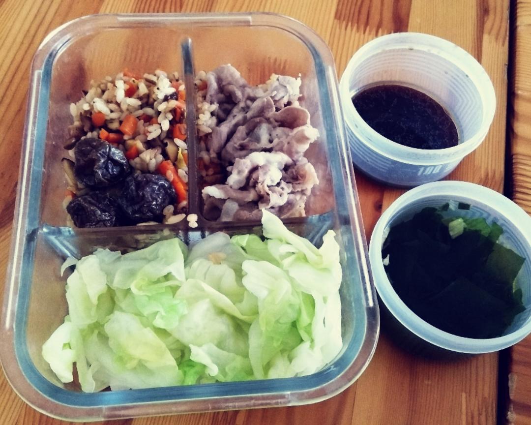 香菇胡萝卜炒饭配水煮羊肉卷加水煮包菜便当