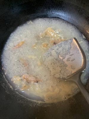 皮蛋虾仁瘦肉蘑菇粥的做法 步骤4