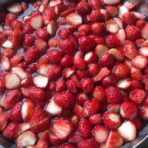 可常温保存一年的酸甜草莓酱的做法 步骤1