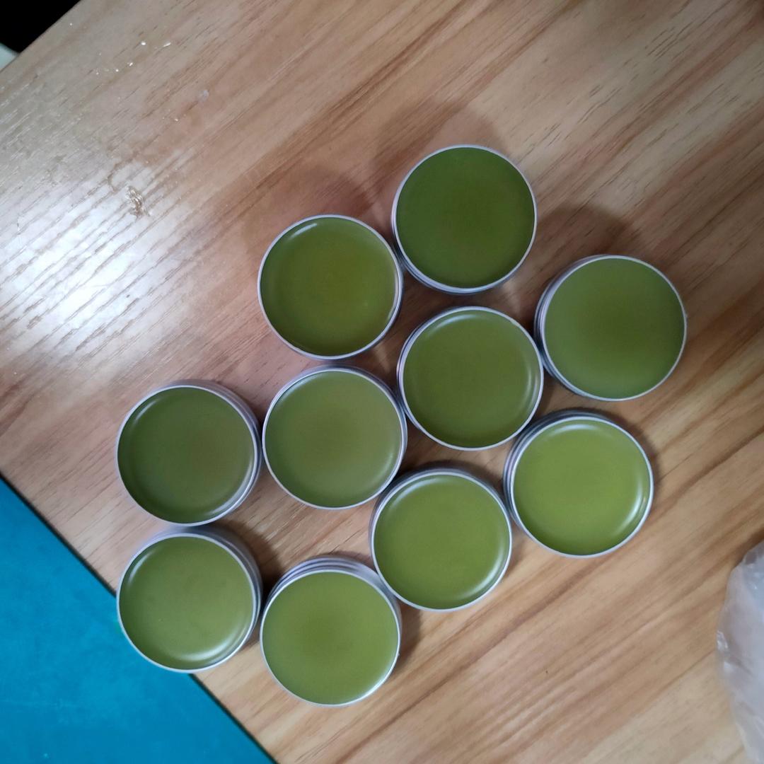 浓郁的艾草薄荷膏