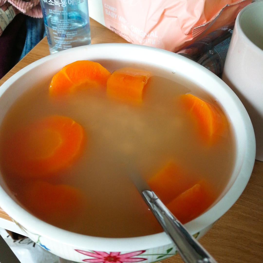 胡萝卜甜玉米扇骨薏米汤