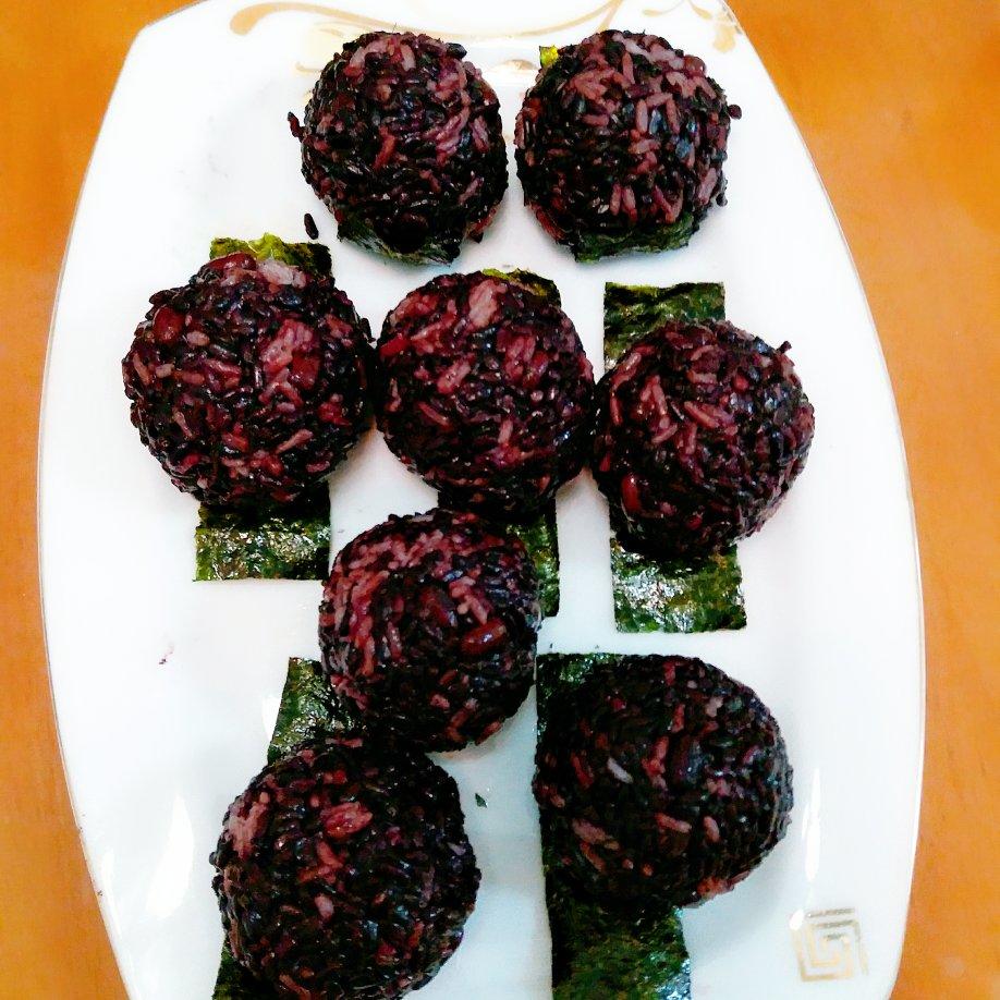 黑米红豆麻薯肉松饭团【健康小食】