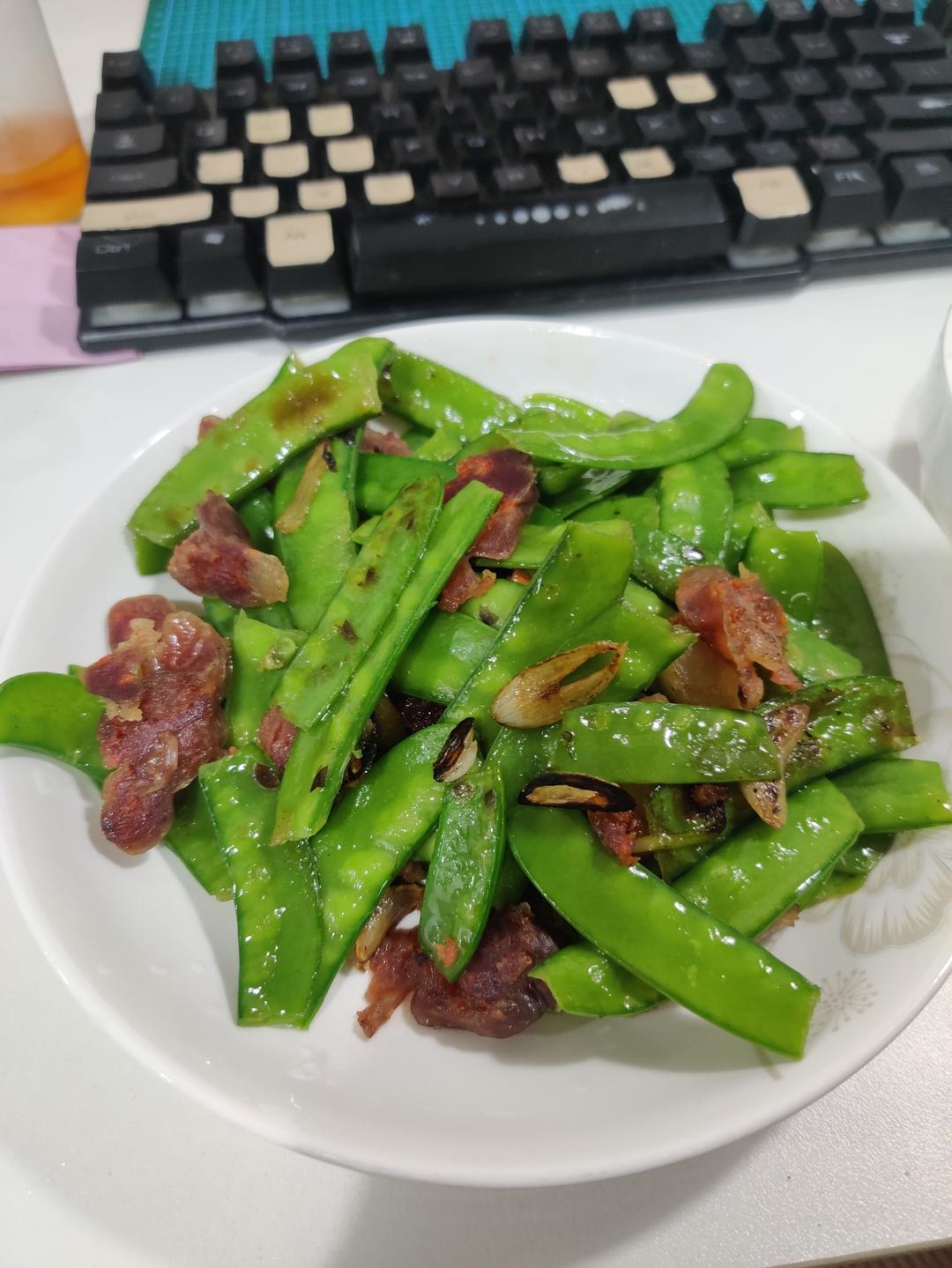 超脆爽的荷兰豆炒香肠