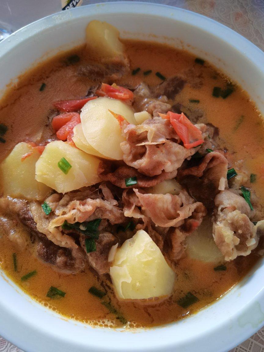 汤汁浓郁，番茄土豆肥牛锅