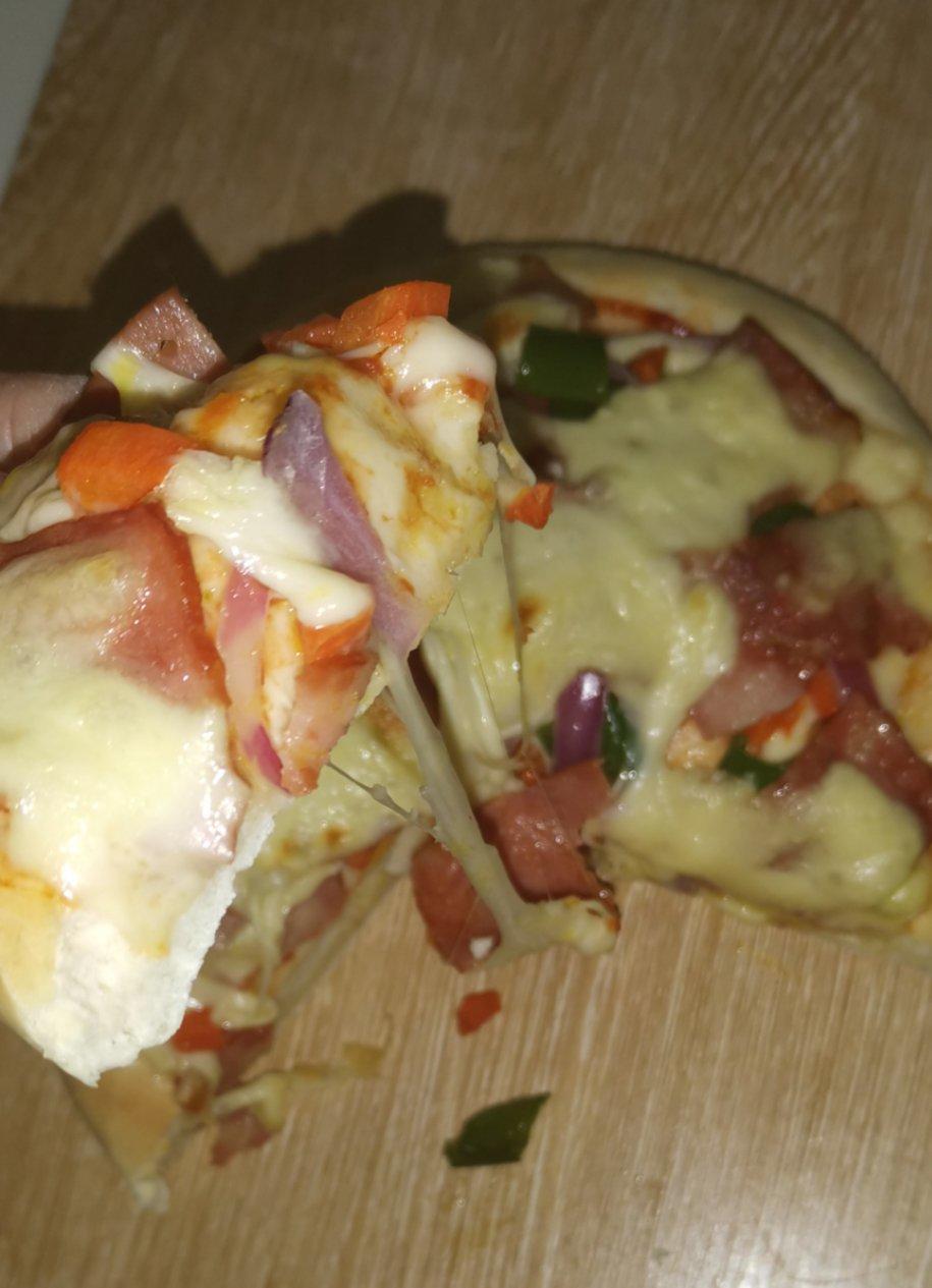 含宣软饼皮做法、自己在家也能做出馅料十足、超拉丝的美味诱人披萨