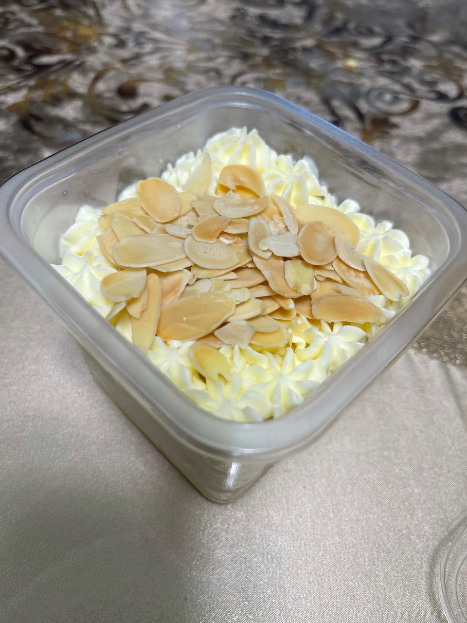 杏仁片咸奶油霜蛋糕卷