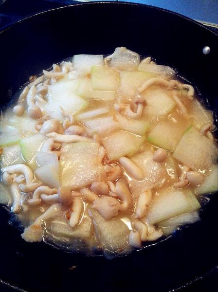 蟹味菇虾米炖冬瓜的做法 步骤3