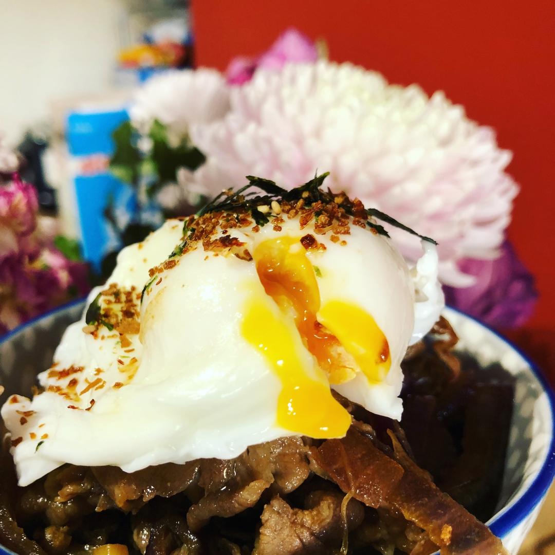 【温泉蛋肥牛盖饭】