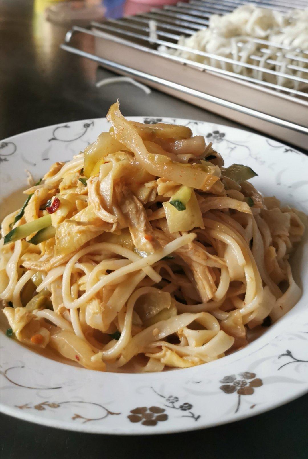 【鸡丝凉面】