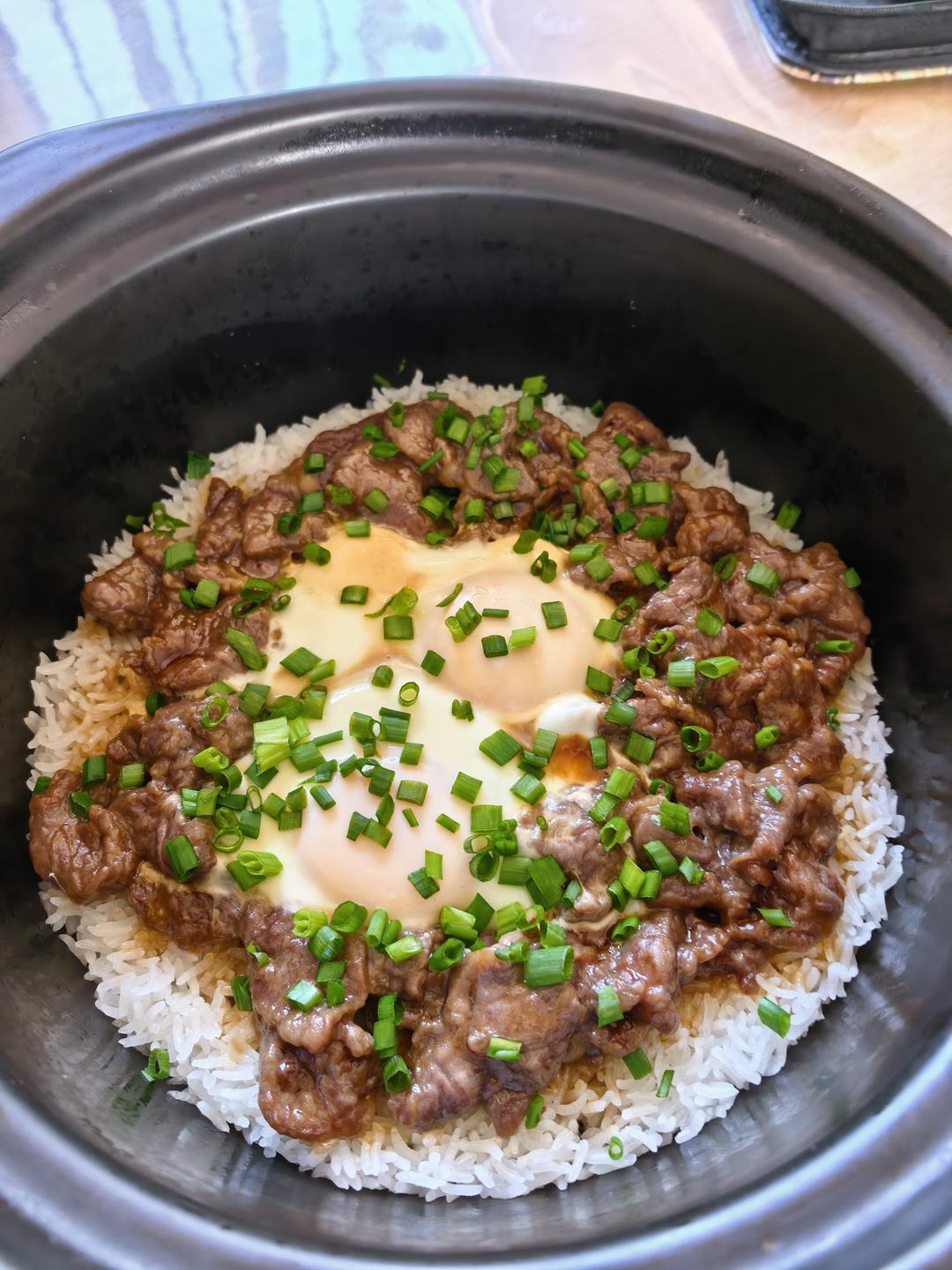 广式牛肉窝蛋煲仔饭