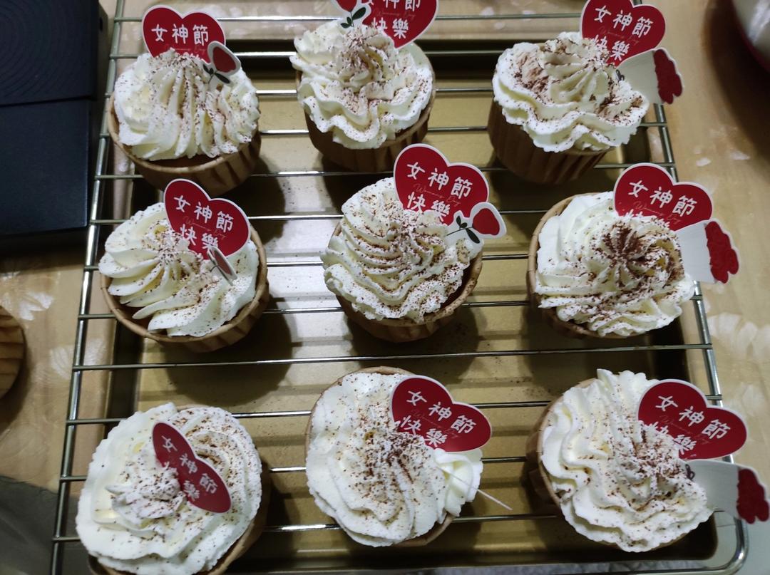 纸杯蛋糕，绝对不塌不裂，百分百成功四段式烘烤方法，不私藏无保留