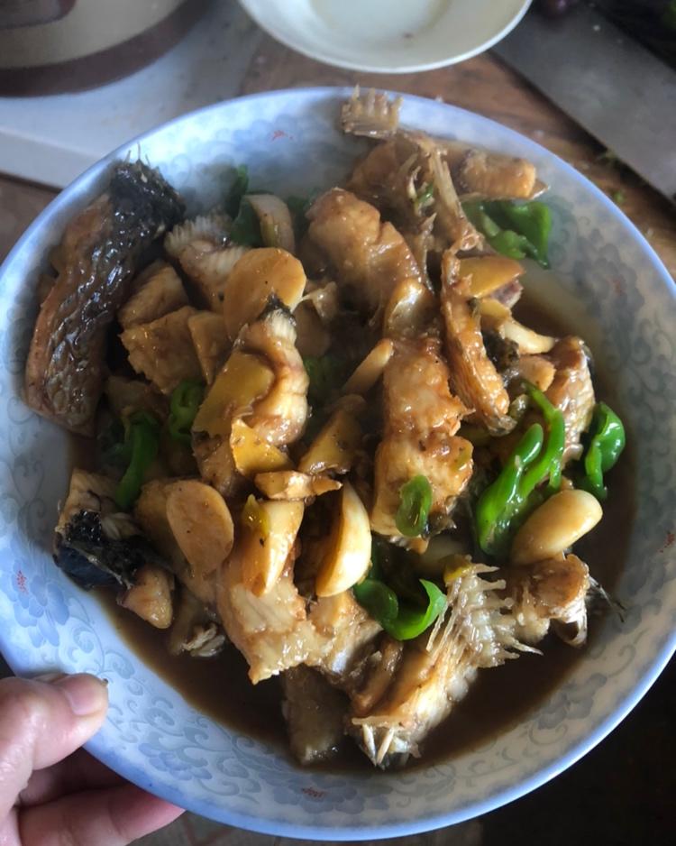大蒜烧黑鱼