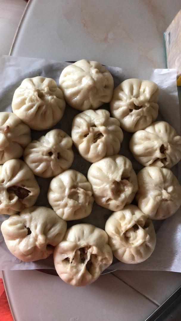 松软多汁的肉包子