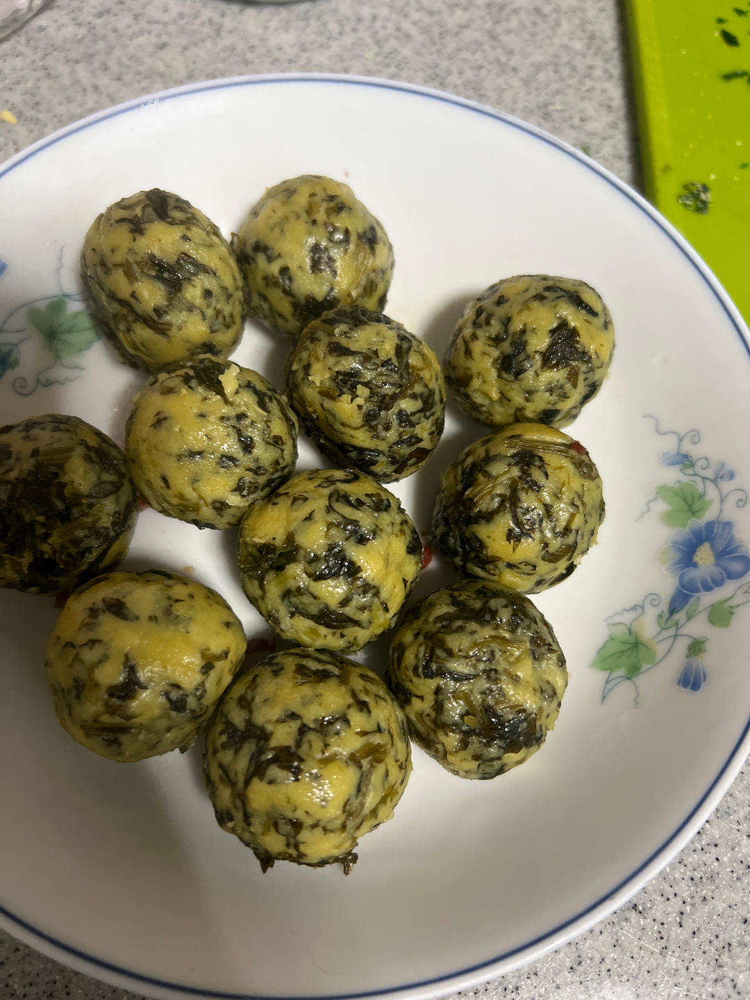 芹菜叶菜团子