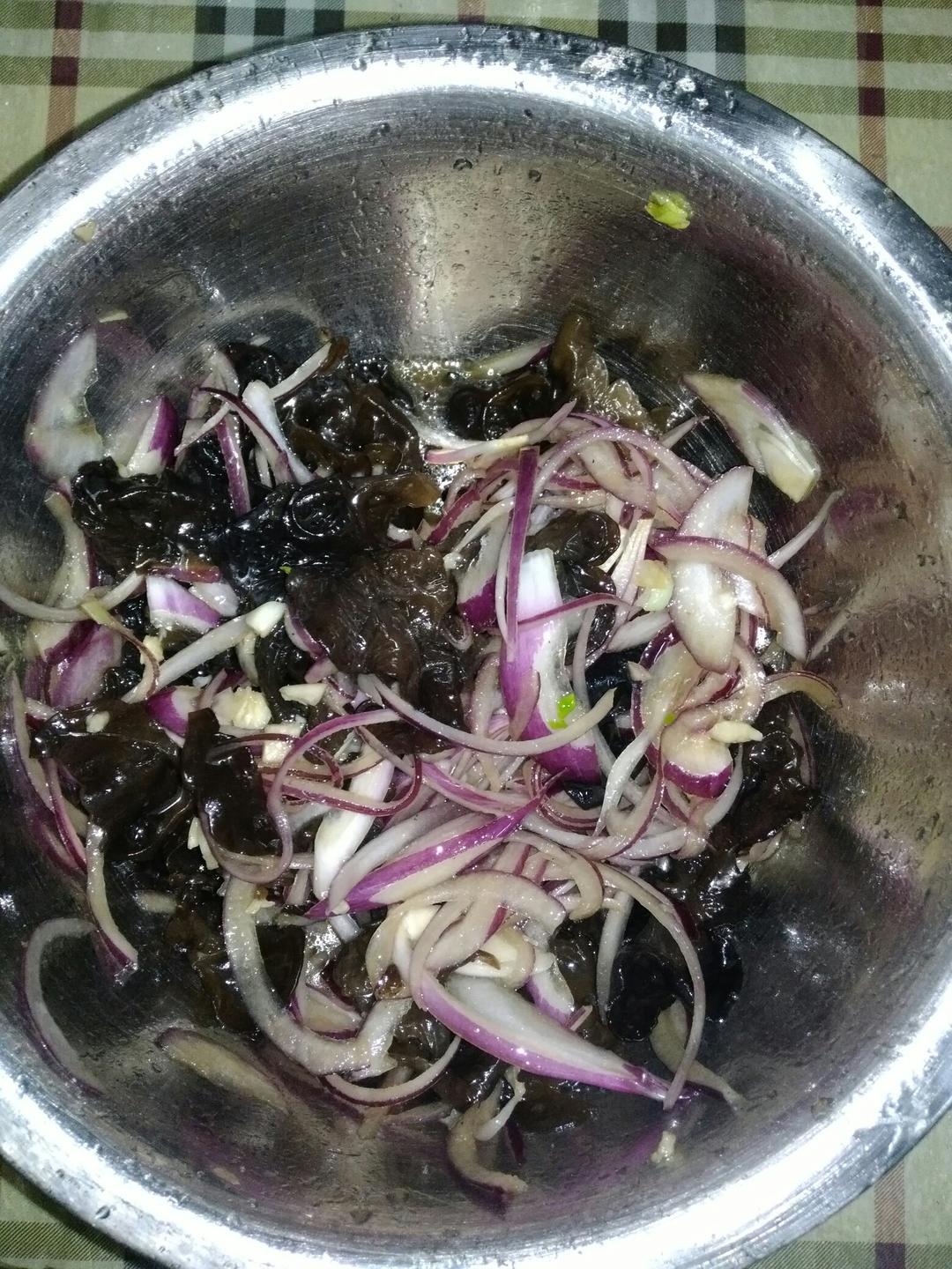 凉拌洋葱木耳