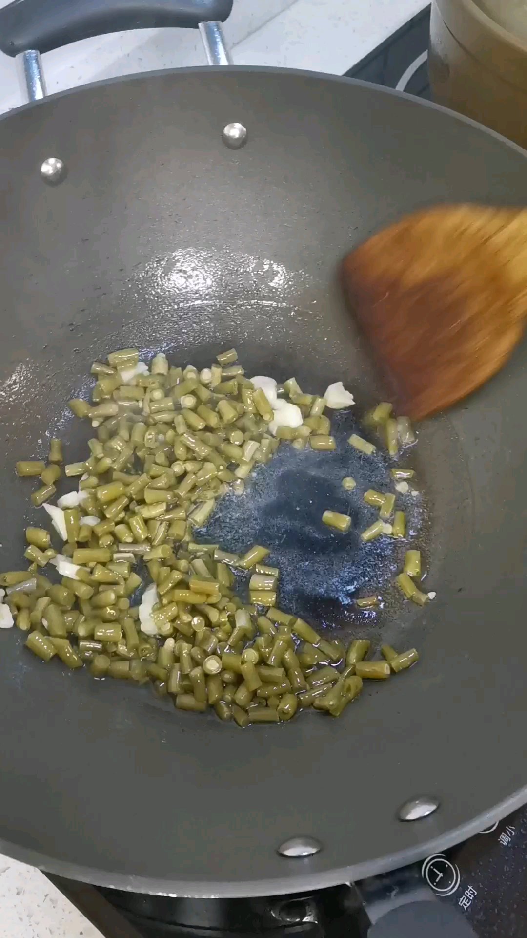 酸豇豆炒肉沫的做法 步骤4