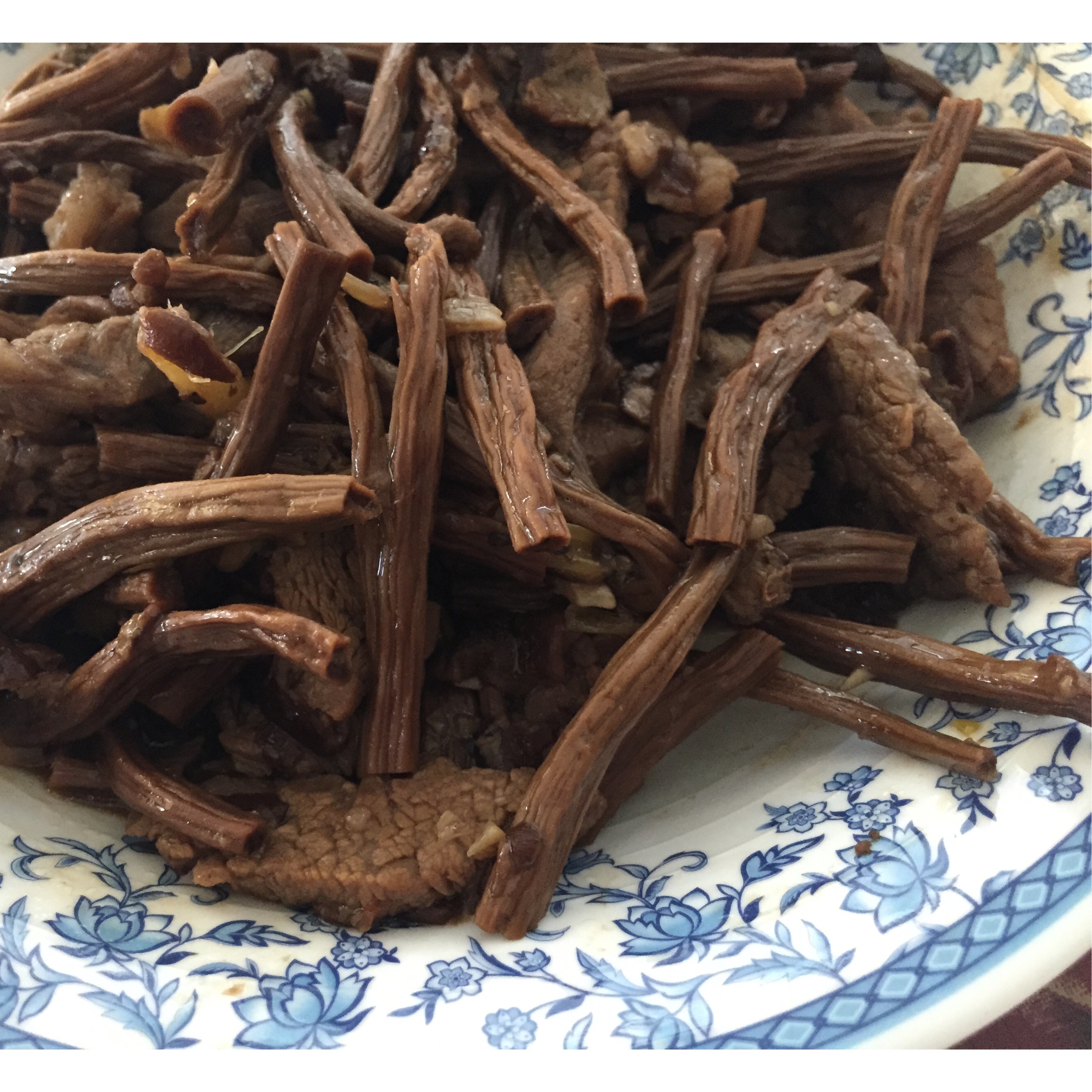 牛肉丝炒茶树菇