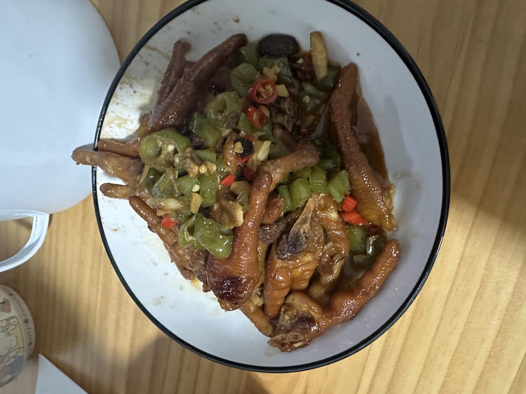 江西特色辣鸡爪，香辣软糯，满满的家乡味道