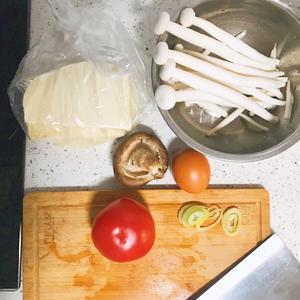 番茄菌汤🍅🍄的做法 步骤1