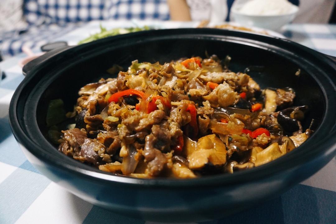 倒立的薄荷君做的肥牛蘑菇砂锅beefmushroomhotpot