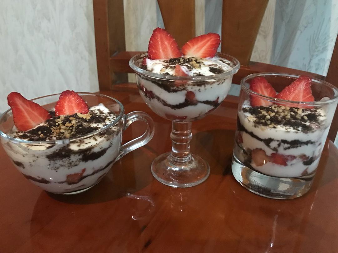 尐牳鸡做的奥利奥酸奶水果杯