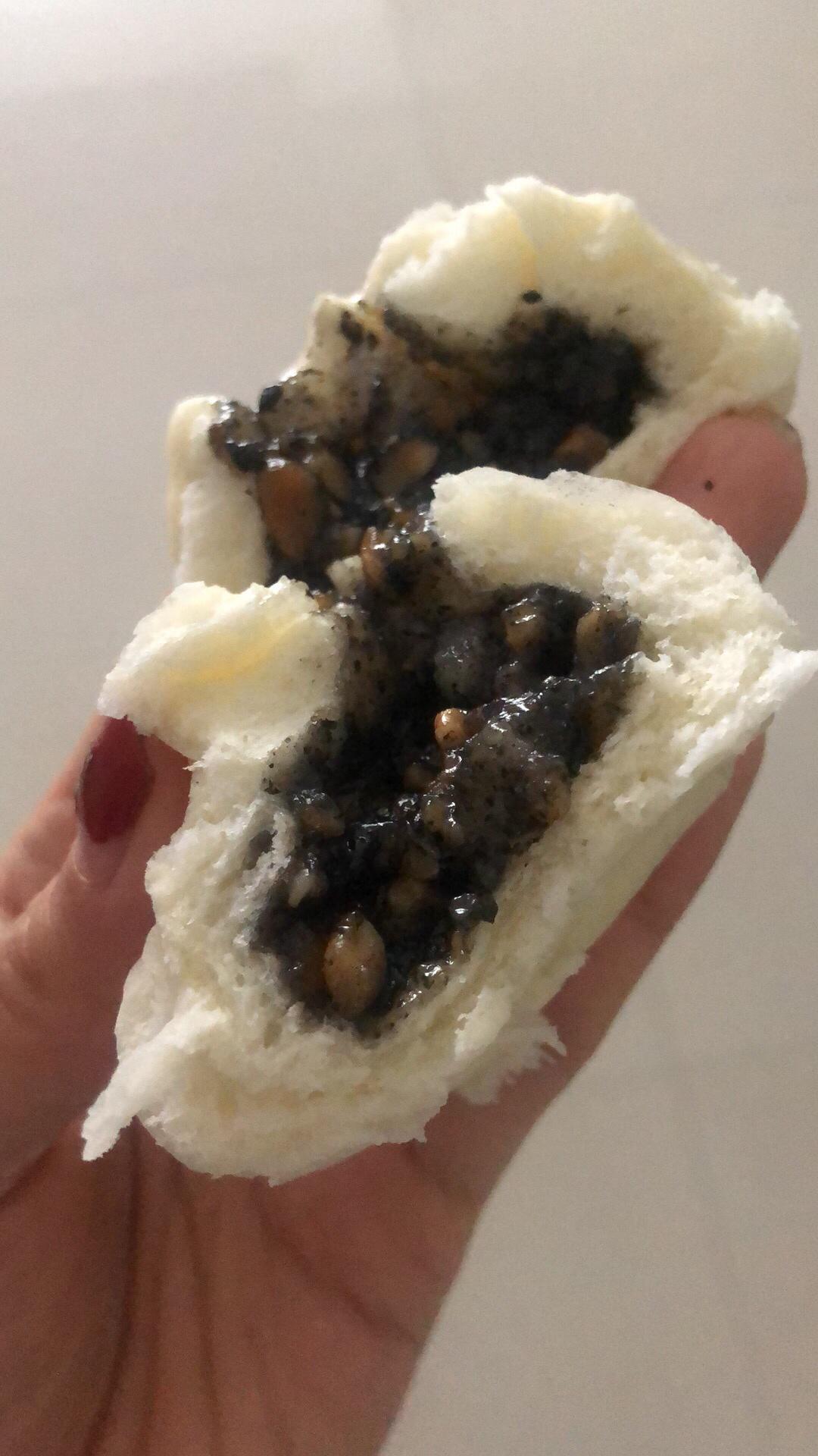 黑芝麻花生馅包子的做法