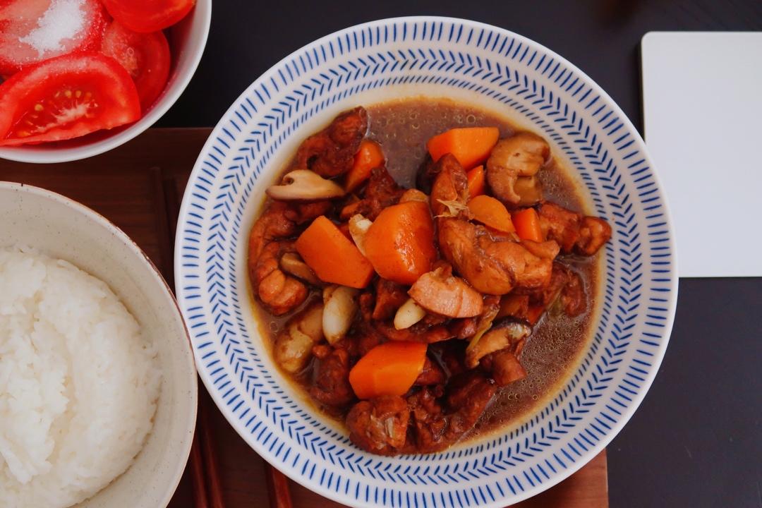 十几年不吃鸡肉的人吃了一盘子的小鸡炖香菇