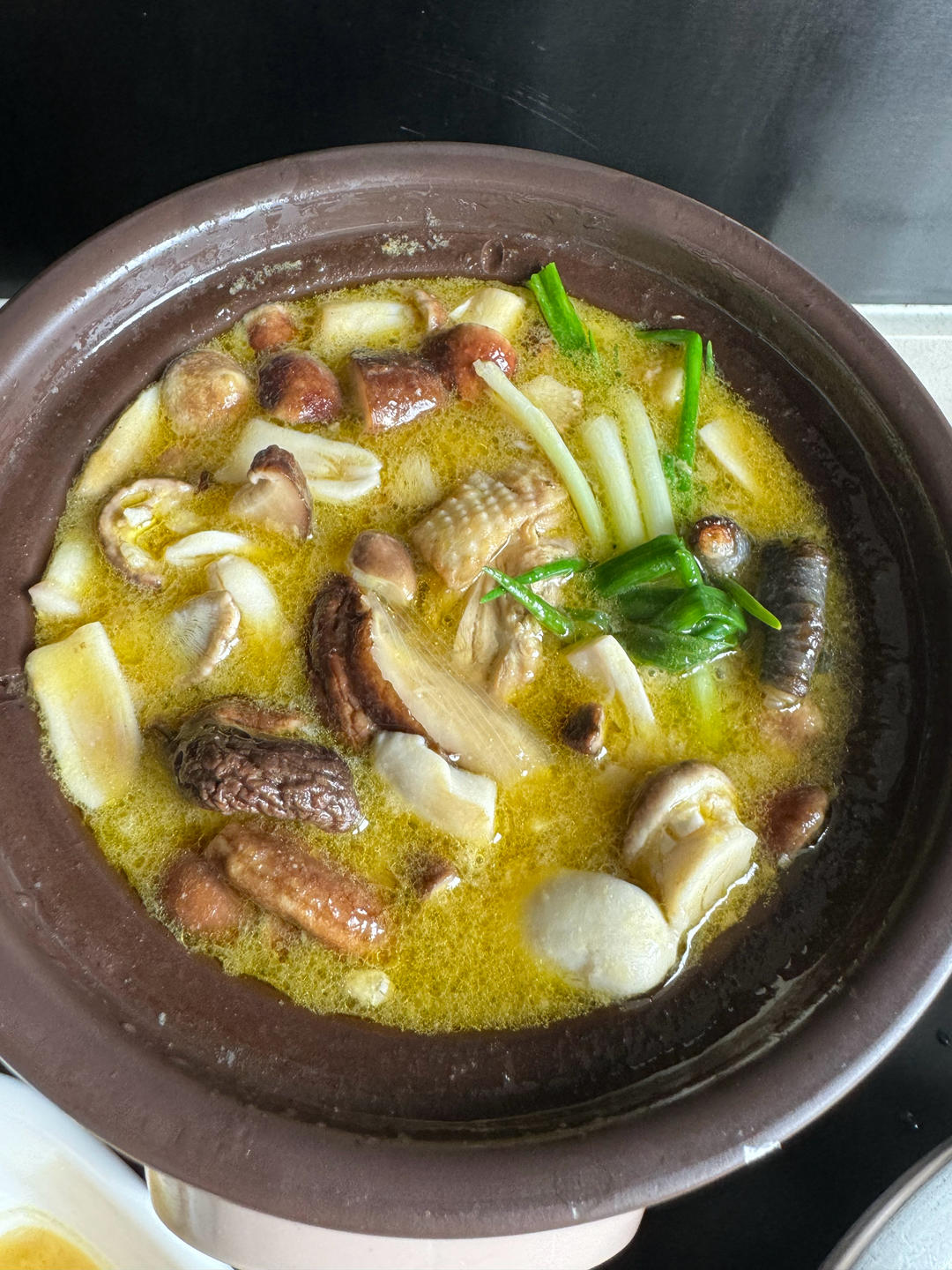 松茸香菇花胶鸡汤